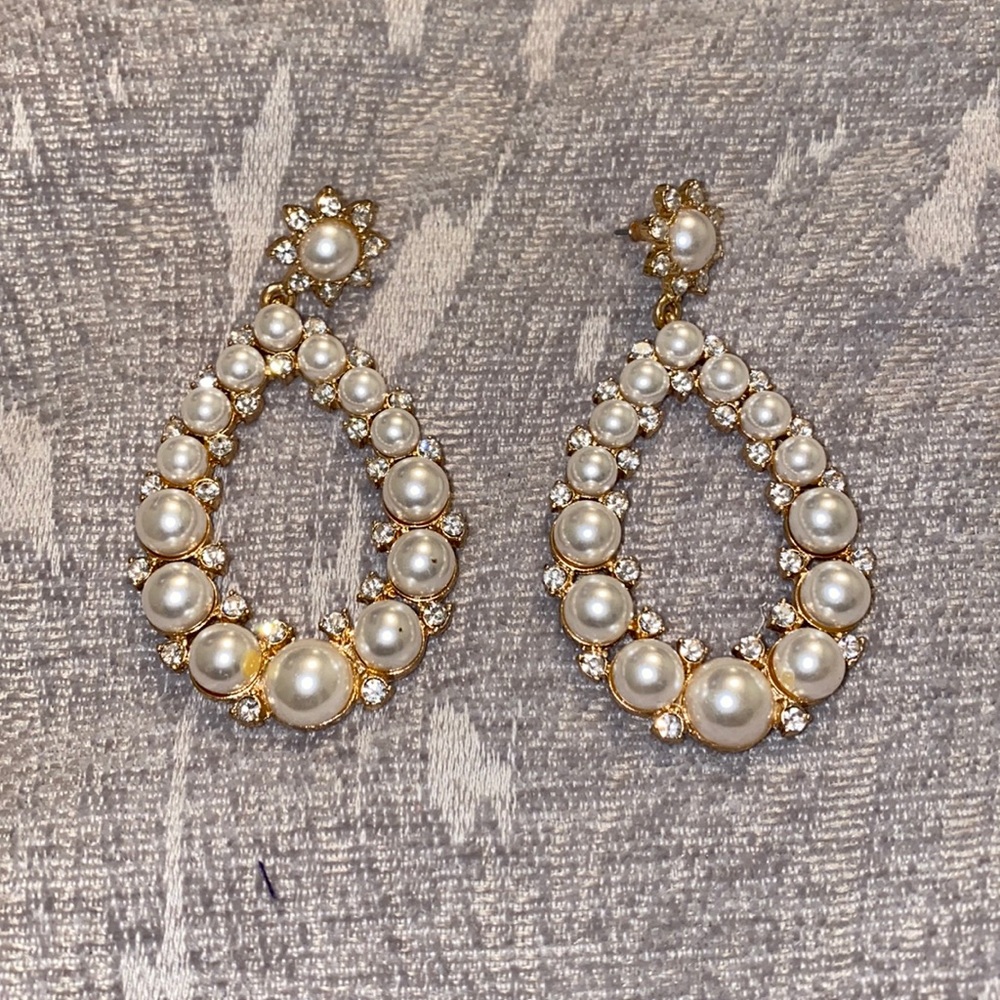 Drop faux pearl pendant earrings